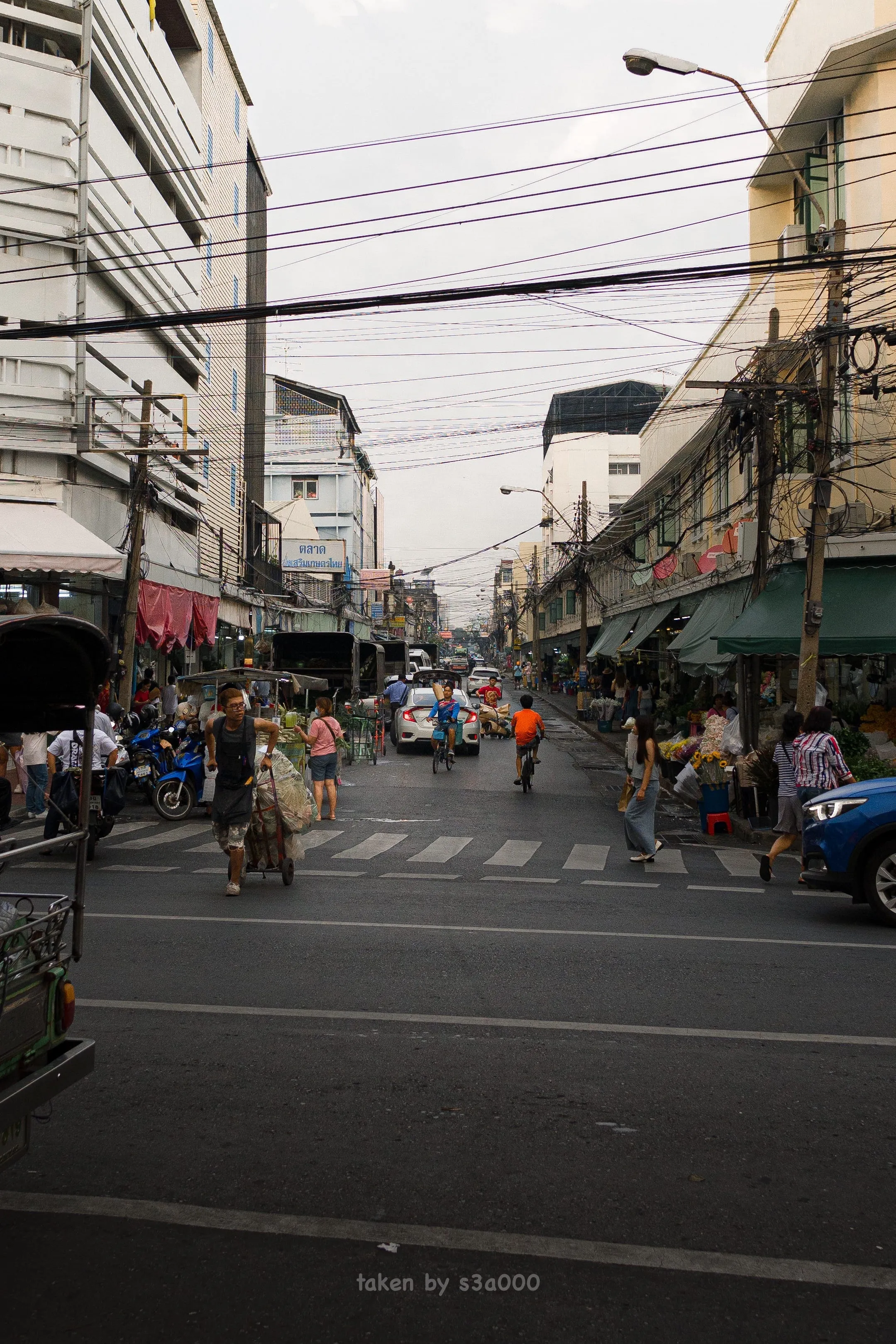 Bustling streets of Pak Klong Talard during the day in Bangkok (photo by author)